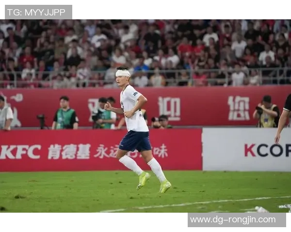 足球巨星蹲地泪洒赛场一刻 伤痛与坚持的交织展示人性最真实的一面