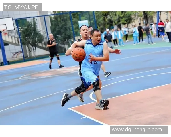 足球球星挑战篮球技巧展现别样风采脚踢篮球突破运动极限